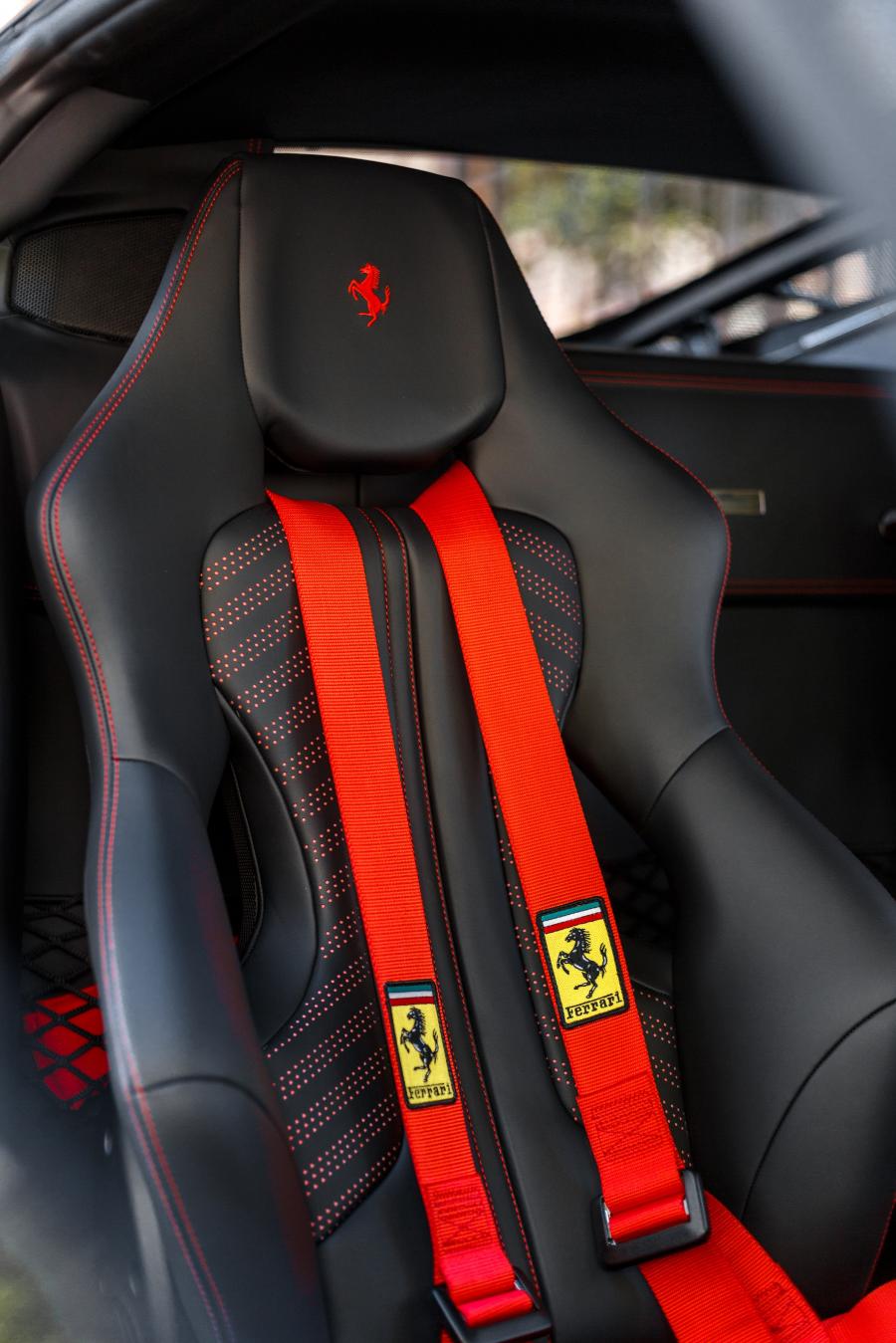 Детали интерьера Ferrari 458 Speciale 2013 года  (фото 9 из 43)